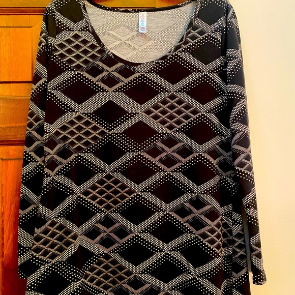 Lularoe Lynnae tee - Picture 1 of 3